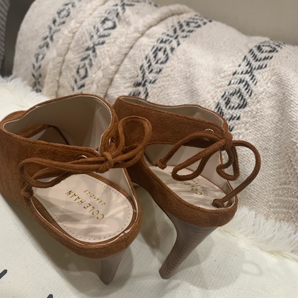 COLE HAAN. Women’s shoes .. true to size . - Picture 9 of 12